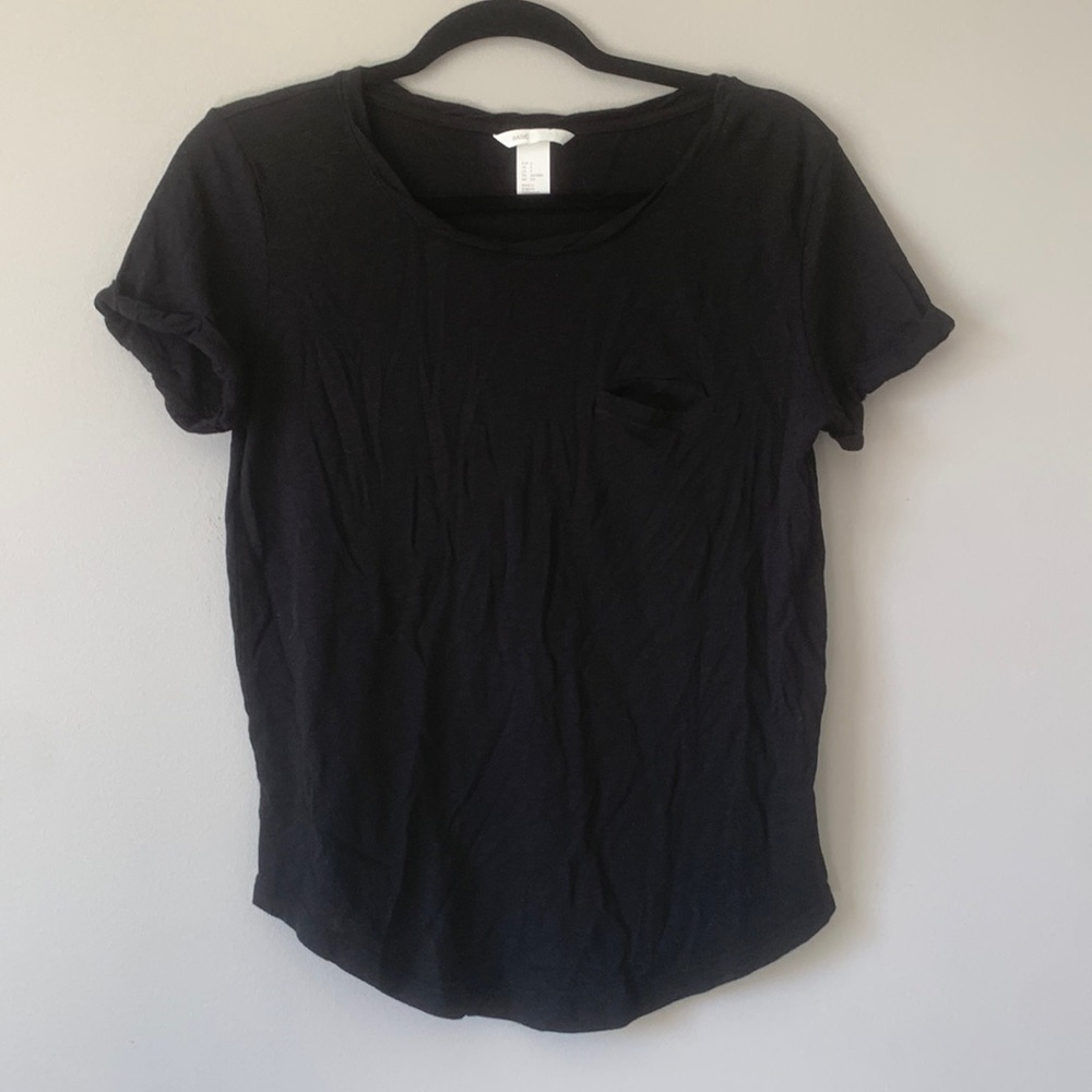 Black short sleeve t-shirt